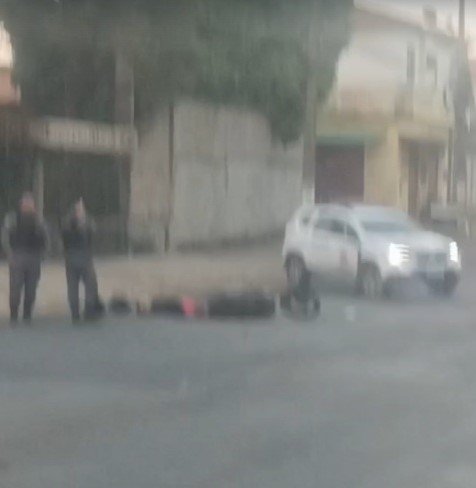 Homem morre e adolescente fica ferido a tiros no Maiobão