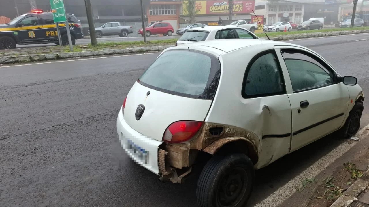 Colisão derruba poste e bloqueia trecho da BR-116 em Caxias do Sul