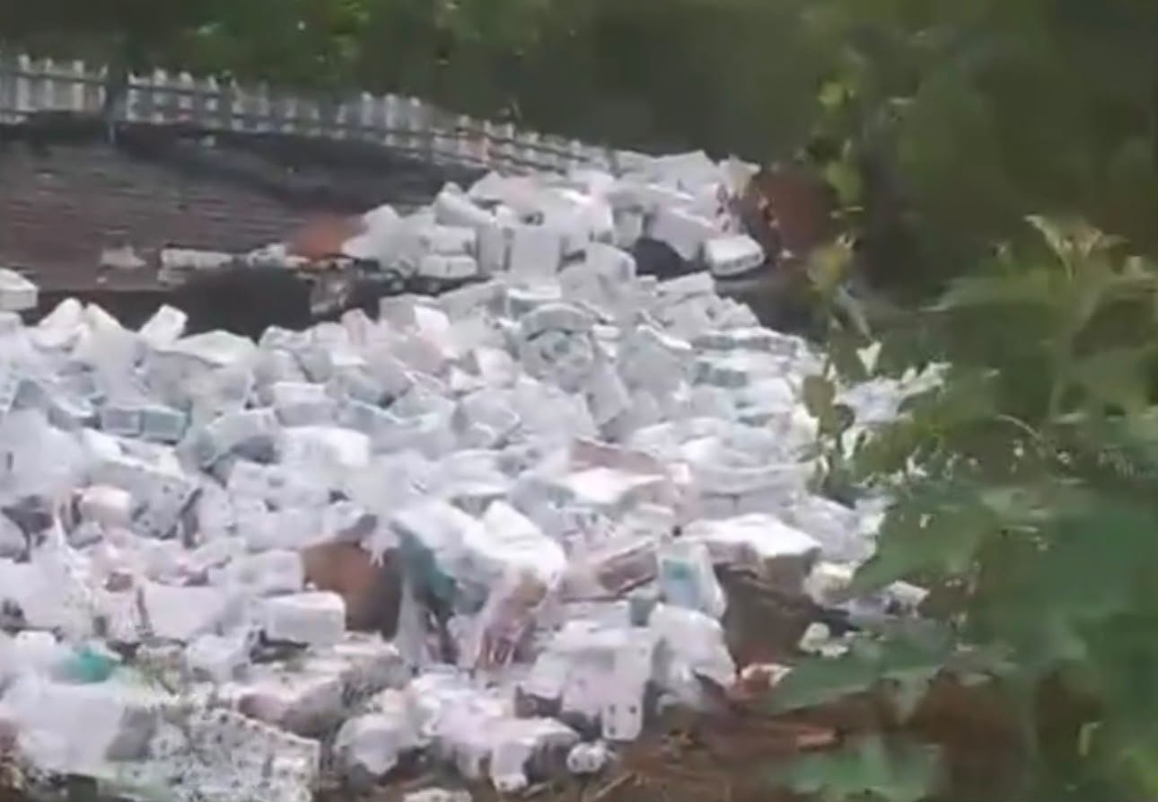 Capotamento de caminhão com papel higiênico deixa um morto em Santo Amaro