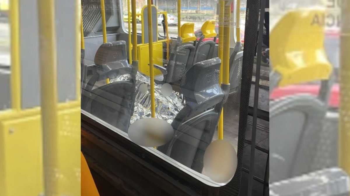 Passageiro morre baleado dentro de ônibus do BRT durante operação policial no Rio