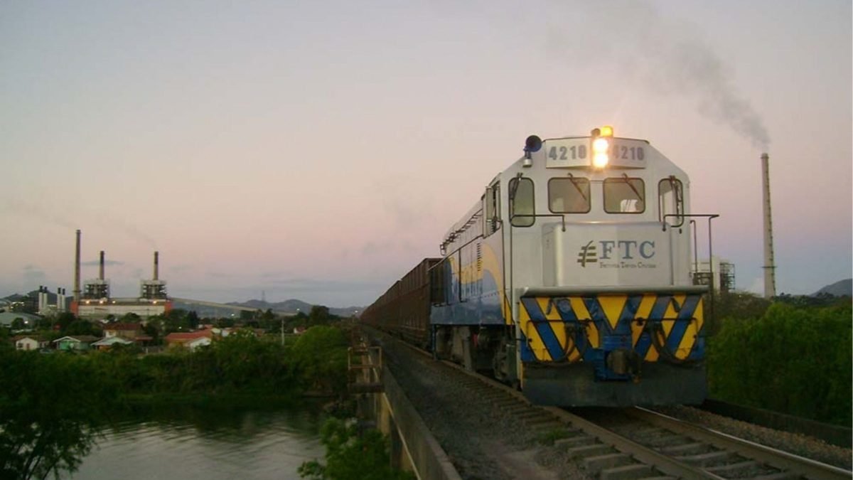Trem bate em ônibus escolar em SC; ferrovia aponta imprudência do motorista