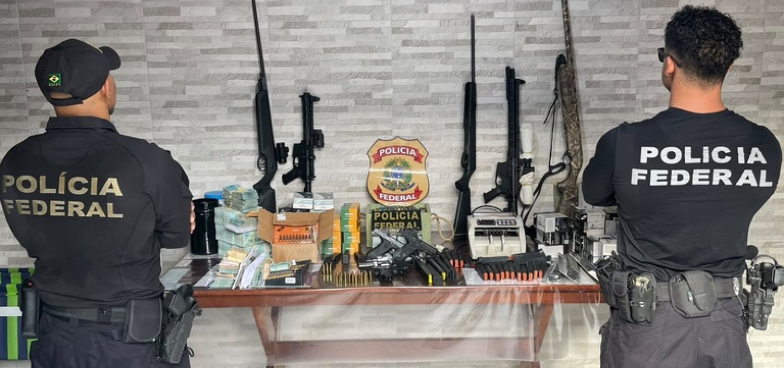 PF apreende 44 armas e R$ 535 mil em operação contra fraudes de CACs na Bahia