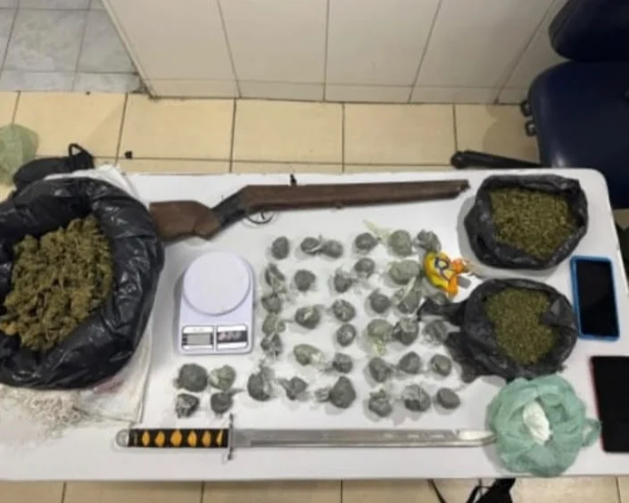 PM prende três suspeitos, drogas e armas em Jaboatão e Orocó