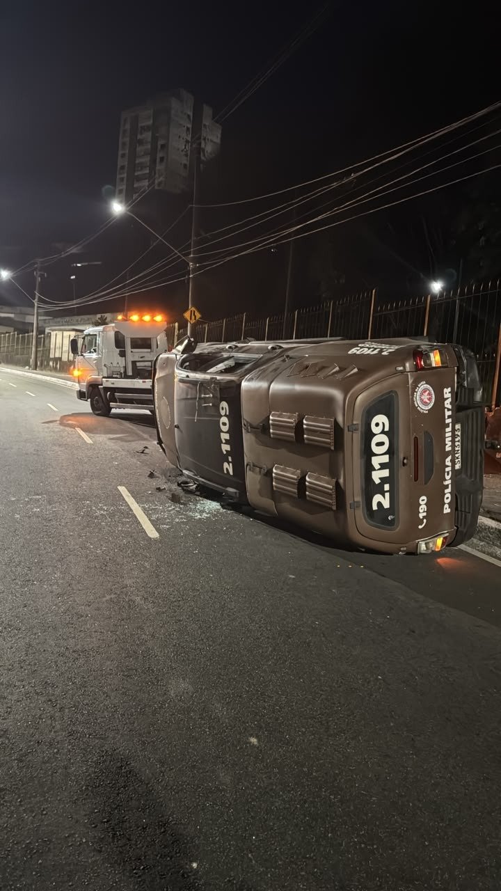 Viatura da Rondesp capota após colisão na Avenida Bonocô, em Salvador