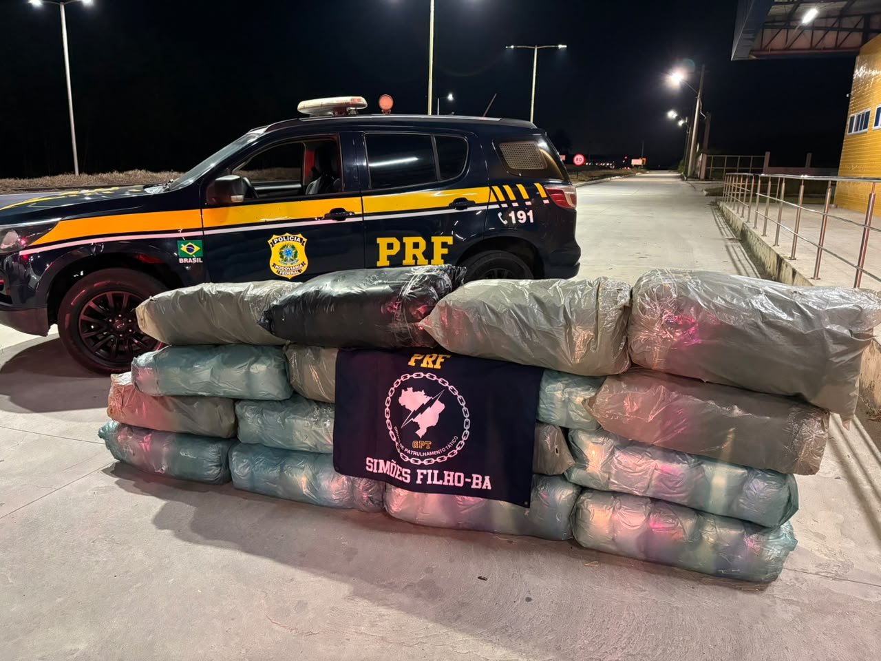 PRF apreende 140 kg de maconha em caminhonete na BR-324, na Bahia