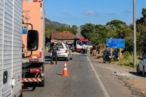 Professora morre após moto atropelar cachorro em rodovia